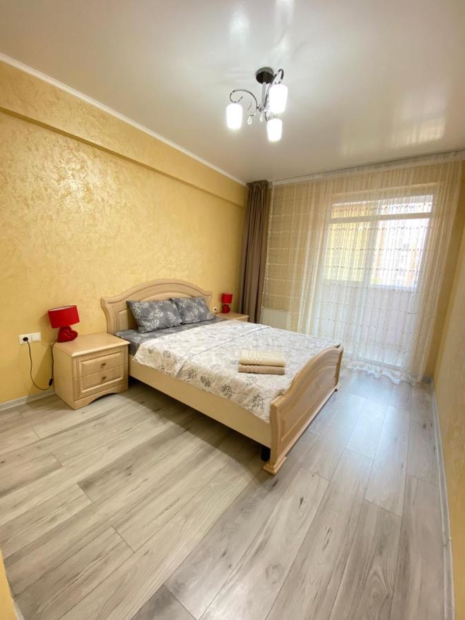 Two Bedroom Large Apartment In Chisináu Exterior foto