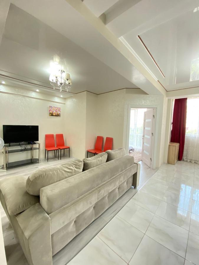Two Bedroom Large Apartment In Chisináu Exterior foto