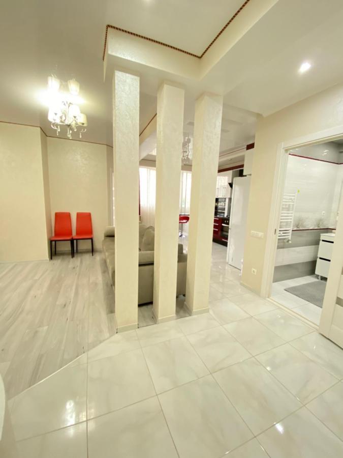 Two Bedroom Large Apartment In Chisináu Exterior foto